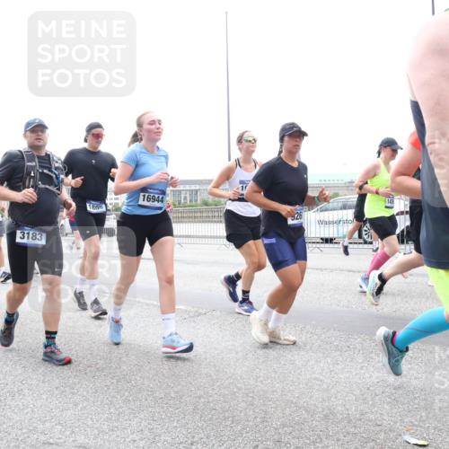 29.06.2025 - hella hamburg halbmarathon Lena Gebhardt http://msf.ph/oto/8384797 29.06.2025 10:49:41 Lombardsbrücke 6512, 3183, 1805, 16944, 26, 1040, 1041, 1487, 1511, 1525, 1625, 1805, 1888, 2067, 2212, 2466, 2527, 2541, 2668, 2862, 2927, 2997, 3070, 3183, 3232, 3383, 3943, 4525, 4527, 4589, 4769, 4809, 4870, 5076, 5106, 5463, 5552, 5694, 6191, 6694, 6989, 7301, 7305, 7339, 7366, 7650, 7679, 7931, 7936, 8065, 8549, 9015, 9162, 9245, 9261, 10033, 10038, 10130, 10333, 10403, 10479, 10683, 10704, 11558, 11631, 12124, 12388, 13764, 14545, 14692 meine-sportfotos.de