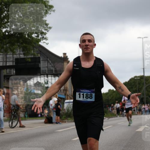 29.06.2025 - hella hamburg halbmarathon Yannick Fuchs http://msf.ph/oto/8384801 29.06.2025 10:55:10 20KM 1188, 1453, 1823, 2426, 2661, 3698, 5379, 5602, 5603, 5613, 5775, 6674, 6708, 6921, 7250, 7306, 7759, 7761, 8177, 8483, 9071, 9453, 9611, 9752, 9984, 10295, 10882, 11515, 12377, 12789, 12908, 13459, 13516, 13558, 15008, 16621, 17145, 17181, 17226, 17670, 17951, 18133, 18757, 19242 meine-sportfotos.de