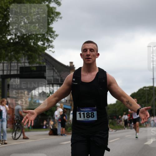 29.06.2025 - hella hamburg halbmarathon Yannick Fuchs http://msf.ph/oto/8384836 29.06.2025 10:55:10 20KM 1188, 1453, 1823, 2426, 2661, 3698, 5379, 5602, 5603, 5613, 5775, 6674, 6708, 6921, 7250, 7306, 7759, 7761, 8177, 8483, 9071, 9453, 9611, 9752, 9984, 10295, 10882, 11515, 12377, 12789, 12908, 13459, 13516, 13558, 15008, 16621, 17145, 17181, 17226, 17670, 17951, 18133, 18757, 19242 meine-sportfotos.de