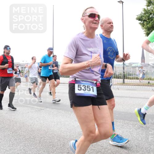 29.06.2025 - hella hamburg halbmarathon Lena Gebhardt http://msf.ph/oto/8384886 29.06.2025 10:40:28 Lombardsbrücke 1668, 101, 18101, 3, 5351, 134, 1018, 1037, 1058, 1075, 1291, 1323, 1691, 2019, 2042, 2109, 2173, 2206, 2254, 2515, 2572, 2762, 2763, 2866, 2888, 3121, 3237, 3293, 3295, 3306, 3515, 3607, 3808, 3810, 4044, 4173, 4271, 4411, 4471, 4612, 4756, 4906, 4972, 5059, 5113, 5263, 5351, 5352, 5702, 5877, 5901, 5975, 6076, 6097, 6163, 6229, 6278, 6280, 6363, 6463, 6548, 6673, 6750, 6866, 6876, 6890, 6920, 7108, 7174, 7675, 7850, 7956, 8307, 8378, 8391 meine-sportfotos.de