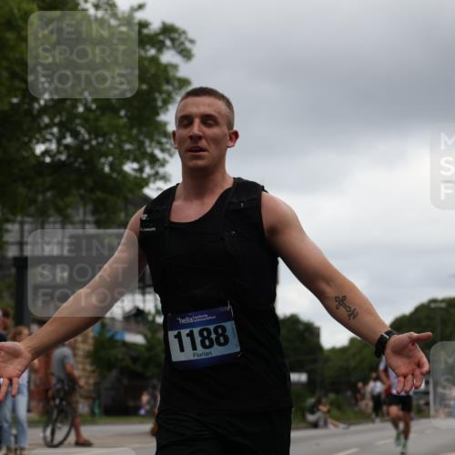 29.06.2025 - hella hamburg halbmarathon Yannick Fuchs http://msf.ph/oto/8384888 29.06.2025 10:55:10 20KM 1188, 1453, 1823, 2426, 2661, 3698, 5379, 5602, 5603, 5613, 5775, 6674, 6708, 6921, 7250, 7306, 7759, 7761, 8177, 8483, 9071, 9453, 9611, 9752, 9984, 10295, 10882, 11515, 12377, 12789, 12908, 13459, 13516, 13558, 15008, 16621, 17145, 17181, 17226, 17670, 17951, 18133, 18757, 19242 meine-sportfotos.de