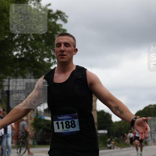 29.06.2025 - hella hamburg halbmarathon Yannick Fuchs http://msf.ph/oto/8384916 29.06.2025 10:55:10 20KM 1188, 1453, 1823, 2426, 2661, 3698, 5379, 5602, 5603, 5613, 5775, 6674, 6708, 6921, 7250, 7306, 7759, 7761, 8177, 8483, 9071, 9453, 9611, 9752, 9984, 10295, 10882, 11515, 12377, 12789, 12908, 13459, 13516, 13558, 15008, 16621, 17145, 17181, 17226, 17670, 17951, 18133, 18757, 19242 meine-sportfotos.de