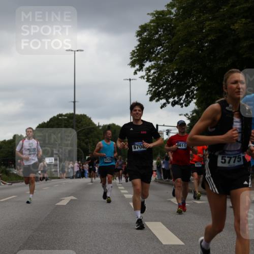 29.06.2025 - hella hamburg halbmarathon Yannick Fuchs http://msf.ph/oto/8384993 29.06.2025 10:55:11 20KM 1188, 1453, 1823, 2426, 2661, 3698, 5379, 5602, 5603, 5613, 5775, 6674, 6708, 6921, 7250, 7306, 7759, 7761, 8177, 8483, 9071, 9453, 9611, 9752, 9984, 10295, 10882, 11515, 12377, 12789, 12908, 13516, 13558, 15008, 16614, 16621, 17145, 17181, 17226, 17670, 17951, 18133, 18757, 19242 meine-sportfotos.de
