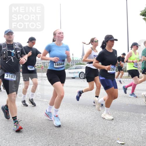 29.06.2025 - hella hamburg halbmarathon Lena Gebhardt http://msf.ph/oto/8384994 29.06.2025 10:49:42 Lombardsbrücke 16512, 3183, 1805, 16944, 261, 14390, 1040, 1041, 1487, 1511, 1525, 1625, 1805, 1888, 2067, 2212, 2466, 2527, 2541, 2668, 2862, 2927, 2997, 3070, 3183, 3232, 3383, 3943, 4525, 4527, 4589, 4769, 4809, 4870, 5076, 5106, 5463, 5552, 5694, 5749, 6191, 6694, 6989, 7301, 7305, 7339, 7366, 7650, 7679, 7931, 7936, 8065, 8549, 9015, 9162, 9245, 9261, 10033, 10038, 10130, 10333, 10403, 10479, 10683, 10704, 11558, 11631, 12124, 12388, 13309, 13764, 14545, 14692 meine-sportfotos.de