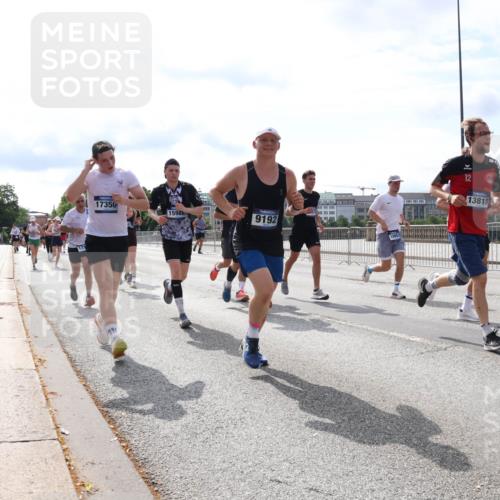 29.06.2025 - hella hamburg halbmarathon Lena Gebhardt http://msf.ph/oto/8385047 29.06.2025 10:15:47 Lombardsbrücke 17350, 1598, 9192, 12, 13818, 1156, 1308, 1440, 1651, 2071, 2076, 2110, 2436, 2720, 2989, 3167, 3417, 4007, 4466, 4492, 4494, 4828, 5069, 5423, 5739, 6376, 6576, 7809, 7810, 7897, 7941, 7942, 8169, 8554, 8746, 8885, 9192, 9307, 9423, 9657, 9675, 9784, 9997, 10108, 10608, 10775, 10858, 11113, 11303, 11478, 11774, 11783, 11818, 12427, 12457, 12469, 12521, 13179, 13197, 13453, 13500, 13818, 13951, 14413, 14423, 14550, 14552, 15150, 15307, 15740 meine-sportfotos.de