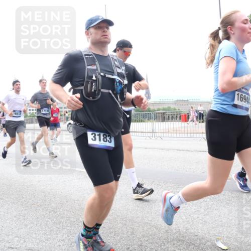 29.06.2025 - hella hamburg halbmarathon Lena Gebhardt http://msf.ph/oto/8385131 29.06.2025 10:49:42 Lombardsbrücke 16512, 17196, 15063, 3183, 16944, 1040, 1041, 1487, 1511, 1525, 1625, 1805, 1888, 2067, 2212, 2466, 2527, 2541, 2668, 2862, 2927, 2997, 3070, 3183, 3232, 3383, 3943, 4525, 4527, 4589, 4769, 4809, 4870, 5076, 5106, 5463, 5552, 5694, 5749, 6191, 6694, 6989, 7301, 7305, 7339, 7366, 7650, 7679, 7931, 7936, 8065, 8549, 9015, 9162, 9245, 9261, 10033, 10038, 10130, 10333, 10403, 10479, 10683, 10704, 11558, 11631, 12124, 12388, 13309, 13764, 14545, 14692 meine-sportfotos.de