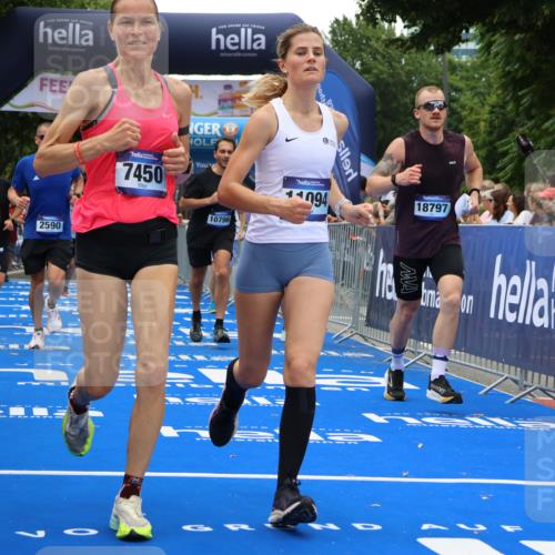 29.06.2025 - hella hamburg halbmarathon Strokosch-Dieckow http://msf.ph/oto/8385147 29.06.2025 10:46:12 Ziel 1569, 1759, 2048, 2590, 2707, 3056, 3087, 4949, 6388, 6691, 7450, 7961, 9497, 10796, 11094, 11125, 14200, 14262, 16136, 16466, 16475, 17190, 18118, 18702, 18797 meine-sportfotos.de
