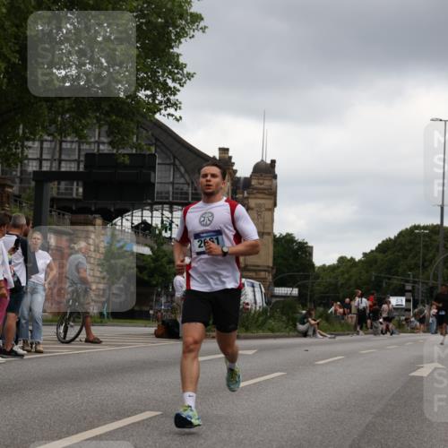 29.06.2025 - hella hamburg halbmarathon Yannick Fuchs http://msf.ph/oto/8385161 29.06.2025 10:55:13 20KM 1188, 1453, 1823, 2426, 2661, 3698, 5379, 5602, 5603, 5613, 5775, 6674, 6708, 6921, 7250, 7306, 7759, 8177, 8483, 9071, 9453, 9611, 9752, 9984, 10295, 10882, 11515, 12377, 12789, 12908, 13516, 13558, 15008, 16614, 16621, 17145, 17181, 17226, 17670, 17951, 18133, 19242 meine-sportfotos.de