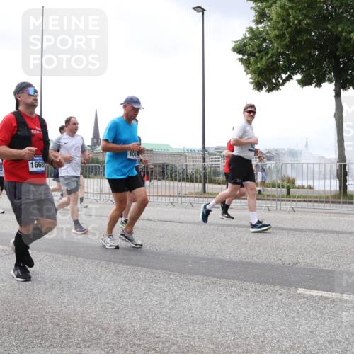 29.06.2025 - hella hamburg halbmarathon Lena Gebhardt http://msf.ph/oto/8385190 29.06.2025 10:40:28 Lombardsbrücke 375, 1668, 101, 1018, 1037, 1058, 1075, 1291, 1323, 1691, 2019, 2042, 2109, 2173, 2206, 2254, 2515, 2572, 2762, 2763, 2866, 2888, 3121, 3237, 3293, 3295, 3306, 3515, 3607, 3808, 3810, 4044, 4173, 4271, 4411, 4471, 4612, 4756, 4906, 4972, 5059, 5113, 5263, 5351, 5352, 5702, 5877, 5901, 5975, 6076, 6097, 6163, 6229, 6278, 6280, 6363, 6463, 6548, 6673, 6750, 6866, 6876, 6890, 6920, 7108, 7174, 7675, 7850, 7956, 8307, 8378, 8391 meine-sportfotos.de
