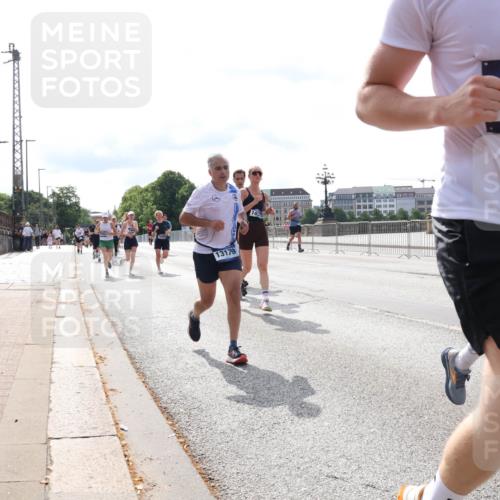 29.06.2025 - hella hamburg halbmarathon Lena Gebhardt http://msf.ph/oto/8385520 29.06.2025 10:15:48 Lombardsbrücke 13179, 14, 7350, 32, 1156, 1308, 1440, 1651, 2071, 2076, 2110, 2165, 2436, 2720, 2989, 3167, 3417, 4007, 4466, 4492, 4494, 4828, 5069, 5423, 5739, 6376, 6576, 7809, 7810, 7897, 7941, 7942, 8169, 8554, 8746, 8885, 9192, 9307, 9423, 9657, 9675, 9784, 9997, 10108, 10608, 10775, 10858, 11113, 11303, 11478, 11774, 11783, 11818, 12427, 12457, 12469, 12521, 13179, 13197, 13453, 13500, 13818, 13951, 14413, 14423, 14550, 14552, 15150, 15307, 15740 meine-sportfotos.de