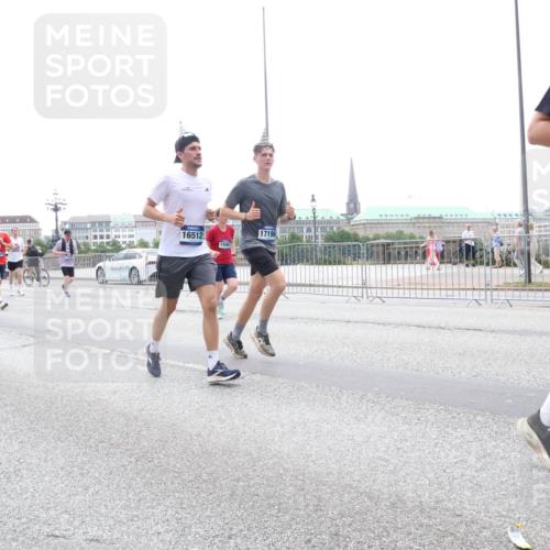 29.06.2025 - hella hamburg halbmarathon Lena Gebhardt http://msf.ph/oto/8385551 29.06.2025 10:49:43 Lombardsbrücke 16512, 15063, 17196, 1040, 1041, 1487, 1511, 1525, 1625, 1805, 1888, 2067, 2212, 2466, 2527, 2541, 2668, 2862, 2927, 2997, 3070, 3183, 3232, 3383, 3943, 4525, 4527, 4589, 4769, 4809, 4870, 5076, 5106, 5463, 5552, 5694, 5749, 5751, 6191, 6694, 6989, 7301, 7305, 7339, 7366, 7650, 7679, 7936, 8065, 8549, 9015, 9162, 9245, 9261, 10033, 10130, 10333, 10403, 10479, 10683, 10704, 11558, 11631, 12124, 12388, 13309, 13764, 14545, 14692 meine-sportfotos.de