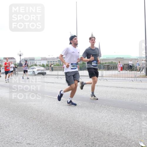 29.06.2025 - hella hamburg halbmarathon Lena Gebhardt http://msf.ph/oto/8385633 29.06.2025 10:49:43 Lombardsbrücke 3943, 16512, 17196, 1040, 1041, 1487, 1511, 1525, 1625, 1805, 1888, 2067, 2212, 2466, 2527, 2541, 2668, 2862, 2927, 2997, 3070, 3183, 3232, 3383, 3943, 4525, 4527, 4589, 4769, 4809, 4870, 5076, 5106, 5463, 5552, 5694, 5749, 5751, 6191, 6694, 6989, 7301, 7305, 7339, 7366, 7650, 7679, 7936, 8065, 8549, 9015, 9162, 9245, 9261, 10033, 10130, 10333, 10403, 10479, 10683, 10704, 11558, 11631, 12124, 12388, 13309, 13764, 14545, 14692 meine-sportfotos.de