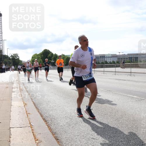 29.06.2025 - hella hamburg halbmarathon Lena Gebhardt http://msf.ph/oto/8385692 29.06.2025 10:15:49 Lombardsbrücke 13179, 1156, 1308, 1440, 1651, 2071, 2076, 2110, 2165, 2436, 2720, 2989, 3167, 3417, 4007, 4466, 4492, 4494, 4828, 5069, 5423, 5739, 6376, 6576, 7809, 7810, 7897, 7941, 7942, 8169, 8554, 8746, 8885, 9192, 9307, 9423, 9657, 9675, 9784, 10108, 10608, 10775, 10858, 11113, 11303, 11478, 11774, 11783, 11818, 12427, 12457, 12469, 12521, 13179, 13197, 13453, 13500, 13818, 13951, 14413, 14423, 14550, 14552, 15150, 15307, 15740 meine-sportfotos.de