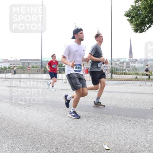 29.06.2025 - hella hamburg halbmarathon Lena Gebhardt http://msf.ph/oto/8385855 29.06.2025 10:49:44 Lombardsbrücke 16953, 15063, 16512, 1719, 1040, 1041, 1487, 1511, 1525, 1625, 1805, 1888, 2067, 2212, 2466, 2527, 2668, 2862, 2997, 3183, 3232, 3383, 3943, 4525, 4527, 4589, 4769, 4809, 4870, 5076, 5106, 5463, 5552, 5694, 5749, 5751, 6191, 6694, 6989, 7301, 7305, 7339, 7366, 7650, 7679, 8065, 8549, 9015, 9162, 9261, 10130, 10333, 10403, 10479, 10683, 10704, 11558, 11631, 12124, 12388, 13309, 13764, 14545, 14692 meine-sportfotos.de