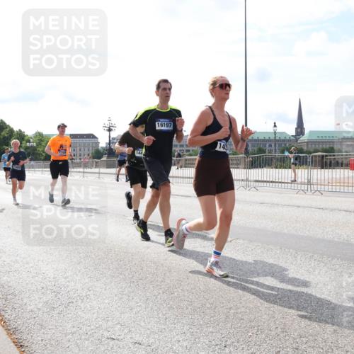 29.06.2025 - hella hamburg halbmarathon Lena Gebhardt http://msf.ph/oto/8385904 29.06.2025 10:15:49 Lombardsbrücke 7942, 7941, 10608, 144, 16197, 14, 1156, 1308, 1440, 1651, 2071, 2076, 2110, 2165, 2436, 2720, 2989, 3167, 3417, 4007, 4466, 4492, 4494, 4828, 5069, 5423, 5739, 6376, 6576, 7809, 7810, 7897, 7941, 7942, 8169, 8554, 8746, 8885, 9192, 9307, 9423, 9657, 9675, 9784, 10108, 10608, 10775, 10858, 11113, 11303, 11478, 11774, 11783, 11818, 12427, 12457, 12469, 12521, 13179, 13197, 13453, 13500, 13818, 13951, 14413, 14423, 14550, 14552, 15150, 15307, 15740 meine-sportfotos.de