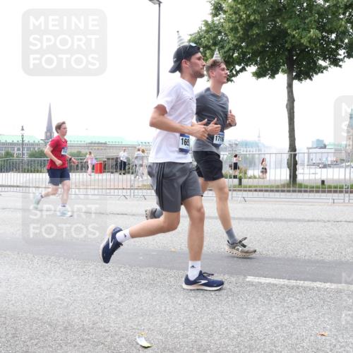 29.06.2025 - hella hamburg halbmarathon Lena Gebhardt http://msf.ph/oto/8385969 29.06.2025 10:49:44 Lombardsbrücke 1719, 165, 1040, 1041, 1487, 1511, 1525, 1625, 1805, 1888, 2067, 2212, 2466, 2527, 2668, 2862, 2997, 3183, 3232, 3383, 3943, 4525, 4527, 4589, 4769, 4809, 4870, 5076, 5106, 5463, 5552, 5694, 5749, 5751, 6191, 6694, 6989, 7301, 7305, 7339, 7366, 7650, 7679, 8065, 8549, 9015, 9162, 9261, 10130, 10333, 10403, 10479, 10683, 10704, 11558, 11631, 12124, 12388, 13309, 13764, 14545, 14692 meine-sportfotos.de