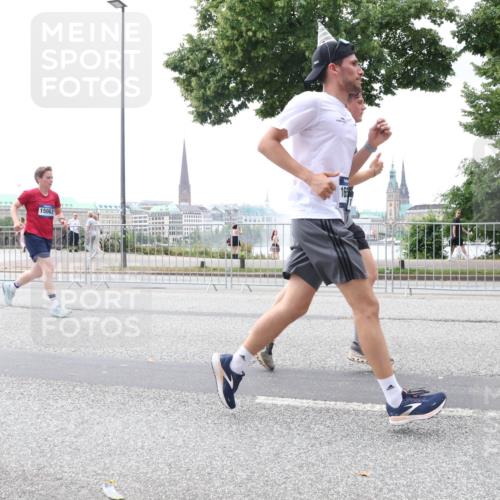 29.06.2025 - hella hamburg halbmarathon Lena Gebhardt http://msf.ph/oto/8386086 29.06.2025 10:49:44 Lombardsbrücke 15063, 1040, 1041, 1487, 1511, 1525, 1625, 1805, 1888, 2067, 2212, 2466, 2527, 2668, 2862, 2997, 3183, 3232, 3383, 3943, 4525, 4527, 4589, 4769, 4809, 4870, 5076, 5106, 5463, 5552, 5694, 5749, 5751, 6191, 6694, 6989, 7301, 7305, 7339, 7366, 7650, 7679, 8065, 8549, 9015, 9162, 9261, 10130, 10333, 10403, 10479, 10683, 10704, 11558, 11631, 12124, 12388, 13309, 13764, 14545, 14692 meine-sportfotos.de