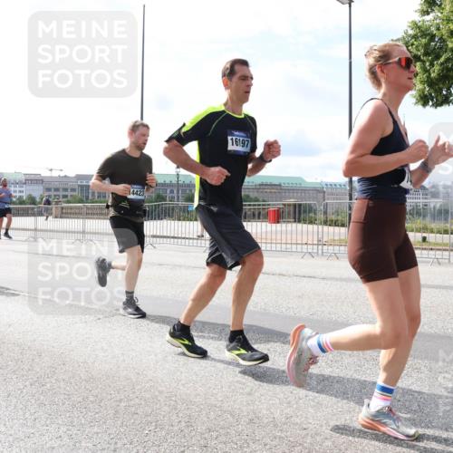 29.06.2025 - hella hamburg halbmarathon Lena Gebhardt http://msf.ph/oto/8386142 29.06.2025 10:15:50 Lombardsbrücke 14423, 16197, 1156, 1308, 1440, 1651, 2071, 2076, 2110, 2165, 2436, 2720, 2989, 3167, 3417, 4007, 4466, 4492, 4494, 4828, 5046, 5069, 5423, 5739, 6376, 6576, 7809, 7810, 7897, 7941, 7942, 8169, 8554, 8746, 8885, 9192, 9307, 9423, 9657, 9675, 9784, 10108, 10608, 10775, 10858, 11113, 11303, 11478, 11774, 11783, 11818, 12427, 12457, 12469, 12521, 13179, 13197, 13453, 13500, 13818, 13951, 14413, 14423, 14550, 14552, 15150, 15307, 15740 meine-sportfotos.de