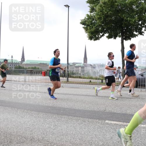 29.06.2025 - hella hamburg halbmarathon Lena Gebhardt http://msf.ph/oto/8386171 29.06.2025 10:40:31 Lombardsbrücke 970, 839, 1018, 1037, 1075, 1291, 1323, 1691, 2019, 2042, 2109, 2173, 2206, 2254, 2299, 2515, 2572, 2762, 2763, 2866, 2888, 3121, 3237, 3293, 3295, 3306, 3432, 3515, 3607, 3694, 3808, 3810, 4044, 4173, 4271, 4411, 4471, 4612, 4756, 4906, 4972, 5059, 5113, 5263, 5351, 5352, 5702, 5975, 6076, 6097, 6163, 6229, 6278, 6280, 6289, 6363, 6463, 6548, 6673, 6750, 6866, 6876, 6890, 6920, 7108, 7174, 7293, 7675, 7850, 7956, 8053, 8054, 8307, 8378, 8391 meine-sportfotos.de