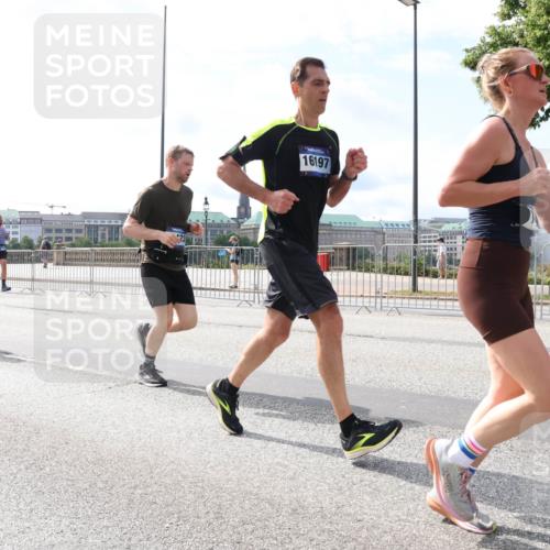 29.06.2025 - hella hamburg halbmarathon Lena Gebhardt http://msf.ph/oto/8386205 29.06.2025 10:15:50 Lombardsbrücke 16197, 1156, 1308, 1440, 1651, 2071, 2076, 2110, 2165, 2436, 2720, 2989, 3167, 3417, 4007, 4466, 4492, 4494, 4828, 5046, 5069, 5423, 5739, 6376, 6576, 7809, 7810, 7897, 7941, 7942, 8169, 8554, 8746, 8885, 9192, 9307, 9423, 9657, 9675, 9784, 10108, 10608, 10775, 10858, 11113, 11303, 11478, 11774, 11783, 11818, 12427, 12457, 12469, 12521, 13179, 13197, 13453, 13500, 13818, 13951, 14413, 14423, 14550, 14552, 15150, 15307, 15740 meine-sportfotos.de