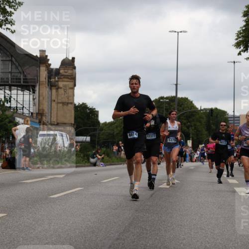 29.06.2025 - hella hamburg halbmarathon Yannick Fuchs http://msf.ph/oto/8386303 29.06.2025 10:55:20 20KM 1823, 2391, 2426, 2591, 4068, 5379, 5613, 5775, 5870, 6674, 7033, 7250, 7757, 8177, 8483, 8531, 9071, 9453, 9611, 9752, 9932, 9984, 10031, 10295, 10882, 11515, 12377, 12787, 12789, 12908, 13064, 13086, 13558, 14628, 15008, 16614, 17181, 17670, 18133 meine-sportfotos.de
