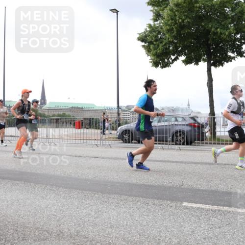 29.06.2025 - hella hamburg halbmarathon Lena Gebhardt http://msf.ph/oto/8386309 29.06.2025 10:40:31 Lombardsbrücke 11970, 1018, 1037, 1075, 1291, 1323, 1691, 2019, 2042, 2109, 2173, 2206, 2254, 2299, 2515, 2572, 2762, 2763, 2866, 2888, 3121, 3237, 3293, 3295, 3306, 3432, 3515, 3607, 3694, 3808, 3810, 4044, 4173, 4271, 4411, 4471, 4612, 4756, 4906, 4972, 5059, 5113, 5263, 5351, 5352, 5702, 5975, 6076, 6097, 6163, 6229, 6278, 6280, 6289, 6363, 6463, 6548, 6673, 6750, 6866, 6876, 6890, 6920, 7108, 7174, 7293, 7675, 7850, 7956, 8053, 8054, 8307, 8378, 8391 meine-sportfotos.de