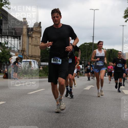 29.06.2025 - hella hamburg halbmarathon Yannick Fuchs http://msf.ph/oto/8386339 29.06.2025 10:55:21 20KM 1823, 2086, 2391, 2426, 2591, 4068, 5379, 5613, 5775, 5870, 6674, 7033, 7250, 7757, 8177, 8483, 8531, 8590, 9071, 9453, 9611, 9752, 9932, 9984, 10031, 10295, 10882, 11515, 12377, 12787, 12789, 12908, 13064, 13086, 13558, 14628, 15008, 16614, 17181, 17670, 18133 meine-sportfotos.de