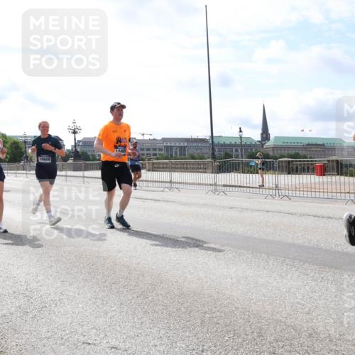 29.06.2025 - hella hamburg halbmarathon Lena Gebhardt http://msf.ph/oto/8386404 29.06.2025 10:15:51 Lombardsbrücke 7942, 3167, 10608, 12469, 1156, 1308, 1440, 1651, 2071, 2076, 2110, 2165, 2436, 2720, 2989, 3167, 3417, 4007, 4466, 4492, 4494, 4828, 5046, 5069, 5423, 5739, 6376, 6576, 7809, 7897, 7941, 7942, 8169, 8274, 8554, 8746, 8885, 9192, 9307, 9423, 9657, 9675, 9784, 9802, 10107, 10108, 10608, 10775, 10858, 11113, 11303, 11478, 11774, 11783, 11818, 12427, 12457, 12469, 12521, 13179, 13197, 13453, 13500, 13818, 13951, 14413, 14423, 14550, 14552, 15307 meine-sportfotos.de