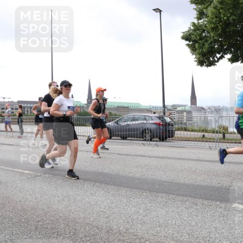 29.06.2025 - hella hamburg halbmarathon Lena Gebhardt http://msf.ph/oto/8386464 29.06.2025 10:40:31 Lombardsbrücke 307, 11973, 1407, 1018, 1037, 1075, 1291, 1323, 1691, 2019, 2042, 2109, 2173, 2206, 2254, 2299, 2515, 2572, 2762, 2763, 2866, 2888, 3121, 3237, 3293, 3295, 3306, 3432, 3515, 3607, 3694, 3808, 3810, 4044, 4173, 4271, 4411, 4471, 4612, 4756, 4906, 4972, 5059, 5113, 5263, 5351, 5352, 5702, 5975, 6076, 6097, 6163, 6229, 6278, 6280, 6289, 6363, 6463, 6548, 6673, 6750, 6866, 6876, 6890, 6920, 7108, 7174, 7293, 7675, 7850, 7956, 8053, 8054, 8307, 8378, 8391 meine-sportfotos.de