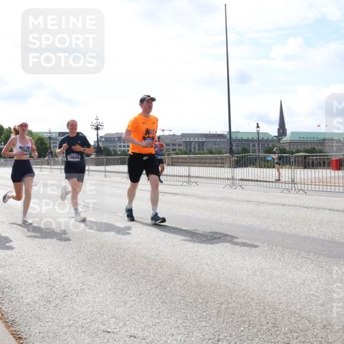 29.06.2025 - hella hamburg halbmarathon Lena Gebhardt http://msf.ph/oto/8386486 29.06.2025 10:15:51 Lombardsbrücke 7942, 7941, 10608, 1156, 1308, 1440, 1651, 2071, 2076, 2110, 2165, 2436, 2720, 2989, 3167, 3417, 4007, 4466, 4492, 4494, 4828, 5046, 5069, 5423, 5739, 6376, 6576, 7809, 7897, 7941, 7942, 8169, 8274, 8554, 8746, 8885, 9192, 9307, 9423, 9657, 9675, 9784, 9802, 10107, 10108, 10608, 10775, 10858, 11113, 11303, 11478, 11774, 11783, 11818, 12427, 12457, 12469, 12521, 13179, 13197, 13453, 13500, 13818, 13951, 14413, 14423, 14550, 14552, 15307 meine-sportfotos.de