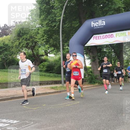 29.06.2025 - hella hamburg halbmarathon KatJ http://msf.ph/oto/8386539 29.06.2025 10:26:03 Zwischen KM18-KM19 2404, 6095, 6529 meine-sportfotos.de