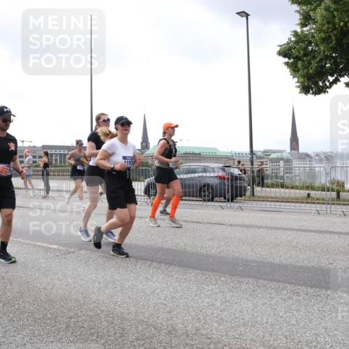 29.06.2025 - hella hamburg halbmarathon Lena Gebhardt http://msf.ph/oto/8386550 29.06.2025 10:40:31 Lombardsbrücke 8307, 839, 1197, 1018, 1037, 1075, 1291, 1323, 1691, 2019, 2042, 2109, 2173, 2206, 2254, 2299, 2515, 2572, 2762, 2763, 2866, 2888, 3121, 3237, 3293, 3295, 3306, 3432, 3515, 3607, 3694, 3808, 3810, 4044, 4173, 4271, 4411, 4471, 4612, 4756, 4906, 4972, 5059, 5113, 5263, 5351, 5352, 5702, 5975, 6076, 6097, 6163, 6229, 6278, 6280, 6289, 6363, 6463, 6548, 6673, 6750, 6866, 6876, 6890, 6920, 7108, 7174, 7293, 7675, 7850, 7956, 8053, 8054, 8307, 8378, 8391 meine-sportfotos.de