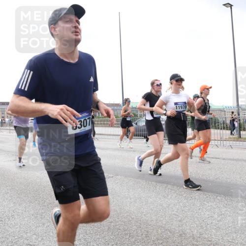 29.06.2025 - hella hamburg halbmarathon Lena Gebhardt http://msf.ph/oto/8386675 29.06.2025 10:40:32 Lombardsbrücke 6363, 307, 130, 11970, 1018, 1037, 1075, 1291, 1323, 1691, 2019, 2042, 2109, 2173, 2206, 2254, 2299, 2515, 2572, 2762, 2763, 2866, 3121, 3237, 3293, 3295, 3306, 3432, 3515, 3607, 3694, 3808, 3810, 4044, 4173, 4271, 4411, 4471, 4612, 4756, 4906, 4972, 5059, 5113, 5263, 5351, 5352, 5702, 5975, 6076, 6097, 6163, 6229, 6278, 6280, 6289, 6363, 6463, 6548, 6673, 6750, 6866, 6876, 6890, 6920, 7108, 7174, 7293, 7675, 7850, 7956, 8053, 8054, 8307, 8378, 8391 meine-sportfotos.de