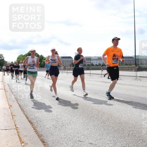 29.06.2025 - hella hamburg halbmarathon Lena Gebhardt http://msf.ph/oto/8386710 29.06.2025 10:15:51 Lombardsbrücke 7942, 794, 10608, 12469, 1156, 1308, 1440, 1651, 2071, 2076, 2110, 2165, 2436, 2720, 2989, 3167, 3417, 4007, 4466, 4492, 4494, 4828, 5046, 5069, 5423, 5739, 6376, 6576, 7809, 7897, 7941, 7942, 8169, 8274, 8554, 8746, 8885, 9192, 9307, 9423, 9657, 9675, 9784, 9802, 10107, 10108, 10608, 10775, 10858, 11113, 11303, 11478, 11774, 11783, 11818, 12427, 12457, 12469, 12521, 13179, 13197, 13453, 13500, 13818, 13951, 14413, 14423, 14550, 14552, 15307 meine-sportfotos.de