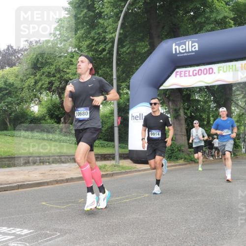 29.06.2025 - hella hamburg halbmarathon KatJ http://msf.ph/oto/8386739 29.06.2025 10:26:04 Zwischen KM18-KM19 2404, 6095, 6529, 7310 meine-sportfotos.de