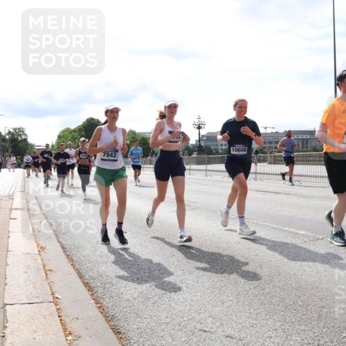 29.06.2025 - hella hamburg halbmarathon Lena Gebhardt http://msf.ph/oto/8386776 29.06.2025 10:15:52 Lombardsbrücke 16606, 7942, 10608, 12469, 1156, 1308, 1440, 1651, 2071, 2076, 2110, 2165, 2436, 2720, 2803, 2989, 3167, 3417, 4007, 4466, 4492, 4494, 4828, 5046, 5069, 5423, 5739, 6376, 6576, 7897, 7941, 7942, 8169, 8274, 8554, 8746, 8885, 9192, 9307, 9423, 9657, 9675, 9784, 9802, 10107, 10108, 10608, 10775, 10844, 10858, 11113, 11303, 11478, 11774, 11783, 11818, 12427, 12457, 12469, 12521, 13179, 13197, 13818, 13951, 14413, 14423, 14550, 14552, 15307 meine-sportfotos.de