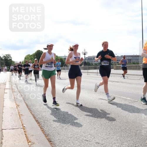 29.06.2025 - hella hamburg halbmarathon Lena Gebhardt http://msf.ph/oto/8386835 29.06.2025 10:15:52 Lombardsbrücke 10608, 7942, 12, 1156, 1308, 1440, 1651, 2071, 2076, 2110, 2165, 2436, 2720, 2803, 2989, 3167, 3417, 4007, 4466, 4492, 4494, 4828, 5046, 5069, 5423, 5739, 6376, 6576, 7897, 7941, 7942, 8169, 8274, 8554, 8746, 8885, 9192, 9307, 9423, 9657, 9675, 9784, 9802, 10107, 10108, 10608, 10775, 10844, 10858, 11113, 11303, 11478, 11774, 11783, 11818, 12427, 12457, 12469, 12521, 13179, 13197, 13818, 13951, 14413, 14423, 14550, 14552, 15307 meine-sportfotos.de
