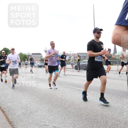 29.06.2025 - hella hamburg halbmarathon Lena Gebhardt http://msf.ph/oto/8386857 29.06.2025 10:40:32 Lombardsbrücke 6076, 6363, 468, 11973, 1018, 1037, 1075, 1291, 1323, 1691, 2019, 2042, 2109, 2173, 2206, 2254, 2299, 2515, 2572, 2762, 2763, 2866, 3121, 3237, 3293, 3295, 3306, 3432, 3515, 3607, 3694, 3808, 3810, 4044, 4173, 4271, 4411, 4471, 4612, 4756, 4906, 4972, 5059, 5113, 5263, 5351, 5352, 5702, 5975, 6076, 6097, 6163, 6229, 6278, 6280, 6289, 6363, 6463, 6548, 6673, 6750, 6866, 6876, 6890, 6920, 7108, 7174, 7293, 7675, 7850, 7956, 8053, 8054, 8307, 8378, 8391 meine-sportfotos.de