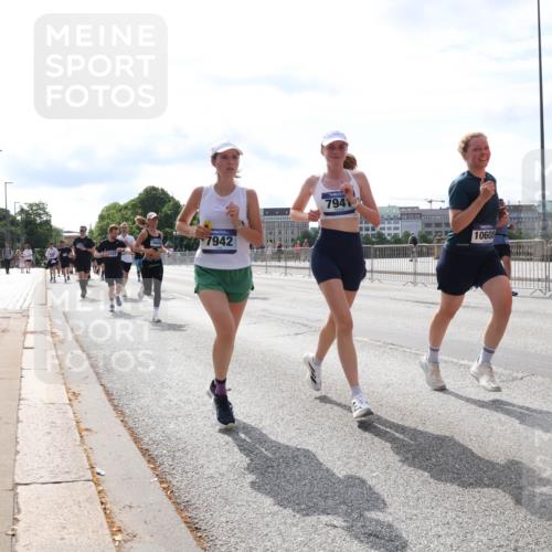 29.06.2025 - hella hamburg halbmarathon Lena Gebhardt http://msf.ph/oto/8386892 29.06.2025 10:15:52 Lombardsbrücke 7942, 7941, 10608, 1156, 1308, 1440, 1651, 2071, 2076, 2110, 2165, 2436, 2720, 2803, 2989, 3167, 3417, 4007, 4466, 4492, 4494, 4828, 5046, 5069, 5423, 5739, 6376, 6576, 7897, 7941, 7942, 8169, 8274, 8554, 8746, 8885, 9192, 9307, 9423, 9657, 9675, 9784, 9802, 10107, 10108, 10608, 10775, 10844, 10858, 11113, 11303, 11478, 11774, 11783, 11818, 12427, 12457, 12469, 12521, 13179, 13197, 13818, 13951, 14413, 14423, 14550, 14552, 15307 meine-sportfotos.de
