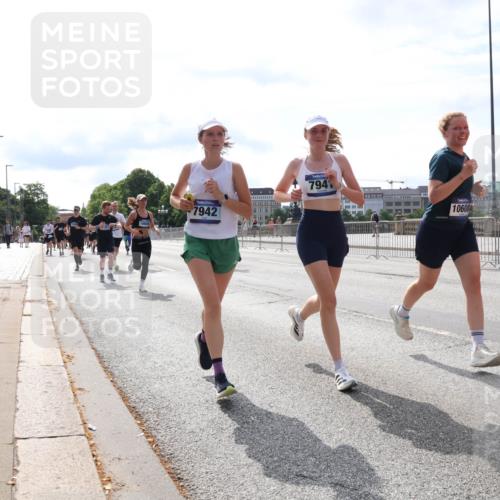 29.06.2025 - hella hamburg halbmarathon Lena Gebhardt http://msf.ph/oto/8386931 29.06.2025 10:15:52 Lombardsbrücke 7942, 794, 10608, 1156, 1308, 1440, 1651, 2071, 2076, 2110, 2165, 2436, 2720, 2803, 2989, 3167, 3417, 4007, 4466, 4492, 4494, 4828, 5046, 5069, 5423, 5739, 6376, 6576, 7897, 7941, 7942, 8169, 8274, 8554, 8746, 8885, 9192, 9307, 9423, 9657, 9675, 9784, 9802, 10107, 10108, 10608, 10775, 10844, 10858, 11113, 11303, 11478, 11774, 11783, 11818, 12427, 12457, 12469, 12521, 13179, 13197, 13818, 13951, 14413, 14423, 14550, 14552, 15307 meine-sportfotos.de