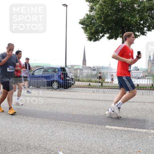 29.06.2025 - hella hamburg halbmarathon Lena Gebhardt http://msf.ph/oto/8386966 29.06.2025 10:49:47 Lombardsbrücke 3943, 1858, 1040, 1041, 1487, 1511, 1525, 1625, 1805, 1888, 2067, 2212, 2466, 2527, 2668, 2862, 2997, 3183, 3383, 3943, 4589, 4769, 4809, 4870, 5076, 5106, 5552, 5694, 5749, 5751, 6191, 6694, 6989, 7301, 7305, 7339, 7366, 7650, 7679, 8065, 9015, 9162, 9261, 10333, 10403, 10683, 10704, 11030, 11558, 11631, 11760, 12124, 12388, 13309, 13744, 13764, 14505, 14545, 14692, 15626 meine-sportfotos.de