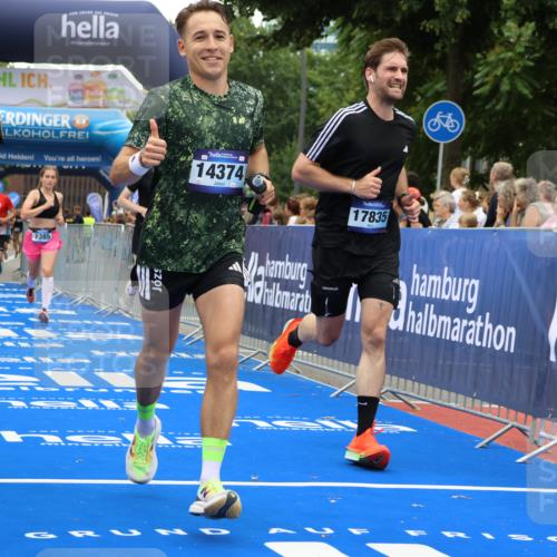 29.06.2025 - hella hamburg halbmarathon Strokosch-Dieckow http://msf.ph/oto/8386982 29.06.2025 10:45:46 Ziel 3477, 4345, 4854, 5047, 6071, 6290, 6711, 7385, 10792, 11821, 13975, 14374, 14911, 16617, 16624, 17332, 17835, 18185 meine-sportfotos.de