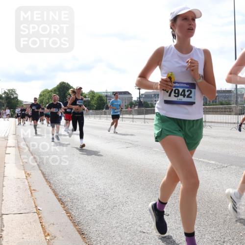 29.06.2025 - hella hamburg halbmarathon Lena Gebhardt http://msf.ph/oto/8387002 29.06.2025 10:15:53 Lombardsbrücke 167, 16606, 7942, 7941, 1156, 1308, 1440, 1651, 2071, 2076, 2110, 2165, 2436, 2720, 2803, 2989, 3167, 3417, 4007, 4466, 4492, 4494, 4828, 5046, 5069, 5423, 5739, 6376, 6576, 7897, 7941, 7942, 8169, 8274, 8554, 8746, 8885, 9192, 9601, 9657, 9675, 9784, 9802, 10107, 10108, 10292, 10608, 10775, 10844, 10858, 11113, 11303, 11478, 11774, 11783, 11818, 12427, 12457, 12469, 12521, 13179, 13197, 13818, 13951, 14413, 14423, 14550, 14552, 15307 meine-sportfotos.de