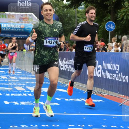 29.06.2025 - hella hamburg halbmarathon Strokosch-Dieckow http://msf.ph/oto/8387003 29.06.2025 10:45:46 Ziel 3477, 4345, 4854, 5047, 6071, 6290, 6711, 7385, 10792, 11821, 13975, 14374, 14911, 16617, 16624, 17332, 17835, 18185 meine-sportfotos.de