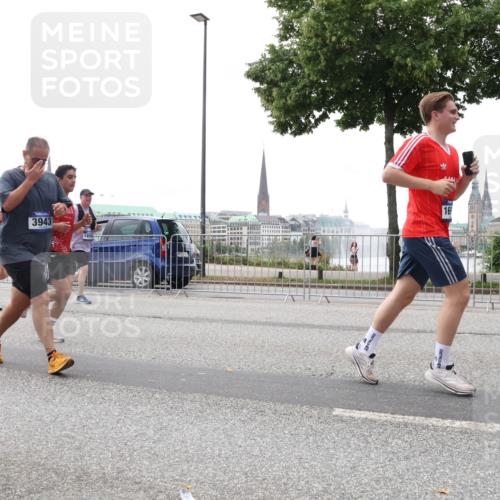 29.06.2025 - hella hamburg halbmarathon Lena Gebhardt http://msf.ph/oto/8387012 29.06.2025 10:49:47 Lombardsbrücke 185, 3943, 1858, 16, 1040, 1041, 1487, 1511, 1525, 1625, 1805, 1888, 2067, 2212, 2466, 2527, 2668, 2862, 2997, 3183, 3383, 3943, 4589, 4769, 4809, 4870, 5076, 5106, 5552, 5694, 5749, 5751, 6191, 6694, 6989, 7301, 7305, 7339, 7366, 7650, 7679, 8065, 9015, 9162, 9261, 10333, 10403, 10683, 10704, 11030, 11558, 11631, 11760, 12124, 12388, 13309, 13744, 13764, 14505, 14545, 14692, 15626 meine-sportfotos.de