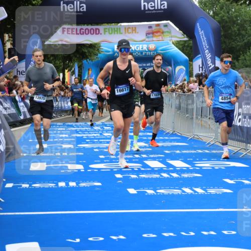 29.06.2025 - hella hamburg halbmarathon Strokosch-Dieckow http://msf.ph/oto/8387062 29.06.2025 10:45:44 Ziel 3477, 4345, 4854, 5047, 6071, 6290, 6711, 7385, 13975, 14374, 14764, 16617, 16624, 17332, 17674, 17835, 18862 meine-sportfotos.de