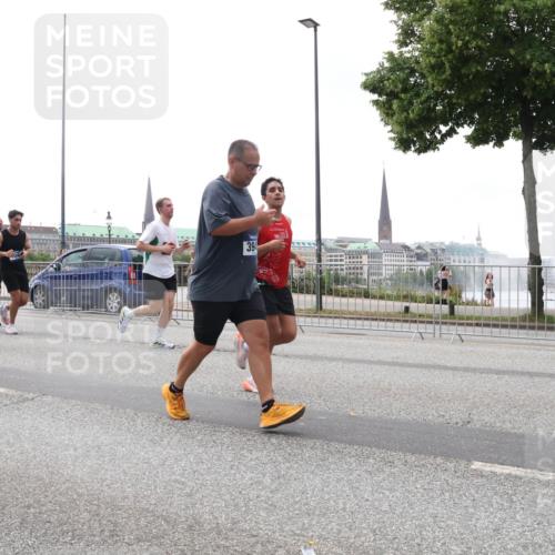 29.06.2025 - hella hamburg halbmarathon Lena Gebhardt http://msf.ph/oto/8387130 29.06.2025 10:49:48 Lombardsbrücke 4, 394, 1040, 1041, 1487, 1511, 1625, 1805, 1888, 2067, 2212, 2466, 2527, 2668, 2862, 2997, 3183, 3383, 3943, 4589, 4769, 4870, 5076, 5106, 5552, 5694, 5749, 5751, 6191, 6694, 7301, 7305, 7339, 7366, 7650, 7679, 8065, 9015, 9162, 9261, 9940, 10333, 10403, 10683, 10704, 11030, 11558, 11631, 11760, 12124, 12388, 13309, 13381, 13744, 13764, 14505, 14545, 14692, 15626 meine-sportfotos.de