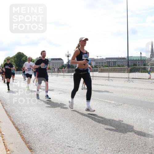 29.06.2025 - hella hamburg halbmarathon Lena Gebhardt http://msf.ph/oto/8387186 29.06.2025 10:15:54 Lombardsbrücke 16020, 167, 1660, 1156, 1308, 1440, 1651, 2071, 2076, 2110, 2165, 2436, 2803, 2989, 3167, 3417, 4007, 4466, 4492, 4494, 4828, 5046, 5069, 5423, 5739, 6376, 6576, 7897, 7941, 7942, 8169, 8274, 8554, 8746, 8885, 9192, 9601, 9657, 9675, 9784, 9802, 10107, 10108, 10292, 10608, 10775, 10844, 10990, 11113, 11303, 11478, 11774, 11783, 11818, 12427, 12457, 12469, 12521, 13179, 13197, 13818, 13951, 14413, 14423, 14550, 14552, 15307 meine-sportfotos.de