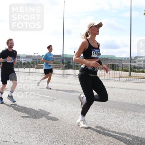 29.06.2025 - hella hamburg halbmarathon Lena Gebhardt http://msf.ph/oto/8387301 29.06.2025 10:15:55 Lombardsbrücke 6020, 2427, 1660, 1156, 1308, 1440, 1651, 2071, 2076, 2110, 2165, 2436, 2803, 2989, 3167, 3417, 4007, 4466, 4492, 4494, 4828, 5046, 5069, 5423, 5739, 6376, 6576, 7897, 7941, 7942, 8169, 8274, 8554, 8746, 8885, 9192, 9601, 9657, 9675, 9784, 9802, 10107, 10108, 10292, 10608, 10775, 10844, 10990, 11113, 11303, 11478, 11774, 11783, 11818, 12427, 12469, 12521, 13179, 13197, 13818, 13951, 14413, 14423, 14550, 14552, 15307 meine-sportfotos.de