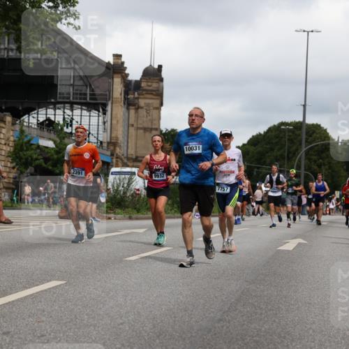 29.06.2025 - hella hamburg halbmarathon Yannick Fuchs http://msf.ph/oto/8387320 29.06.2025 10:55:32 20KM 2086, 2391, 2591, 3400, 4068, 5613, 5839, 5870, 6391, 7033, 7049, 7757, 8364, 8531, 8590, 9071, 9453, 9752, 9932, 10031, 10177, 10746, 10882, 11465, 11515, 12125, 12377, 12787, 13064, 13086, 13491, 13558, 13699, 14605, 14628, 15008, 15520, 15733, 16128, 16145, 16614, 17670 meine-sportfotos.de